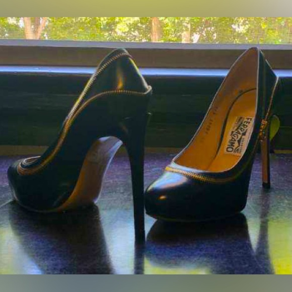 Lightly worn!! Black leather Ferragamo’s